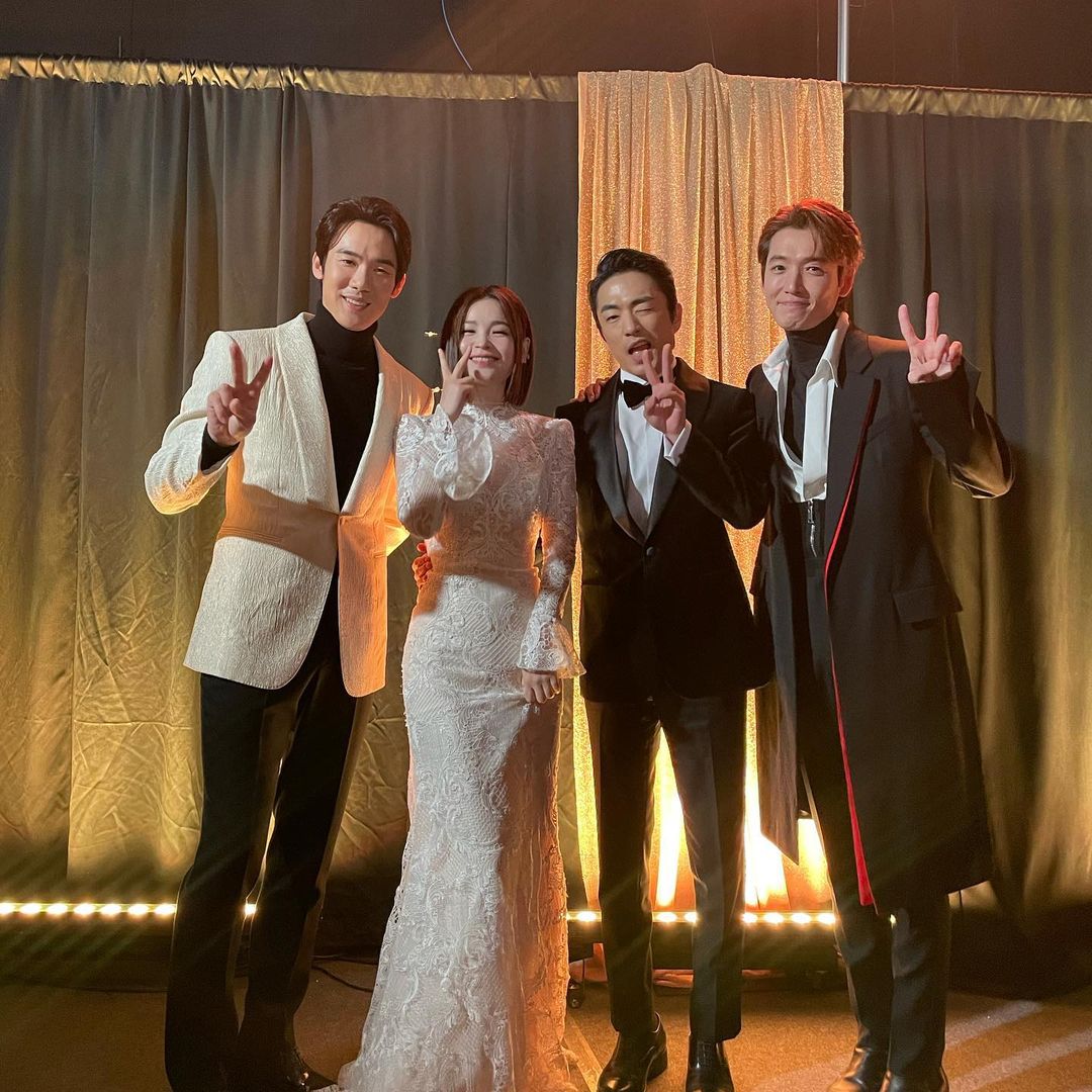 2020 엠넷 마마 시상자 전미도 
화이트 미도 빛이난다😍
instagram.com/p/CIdRQckJtle/…