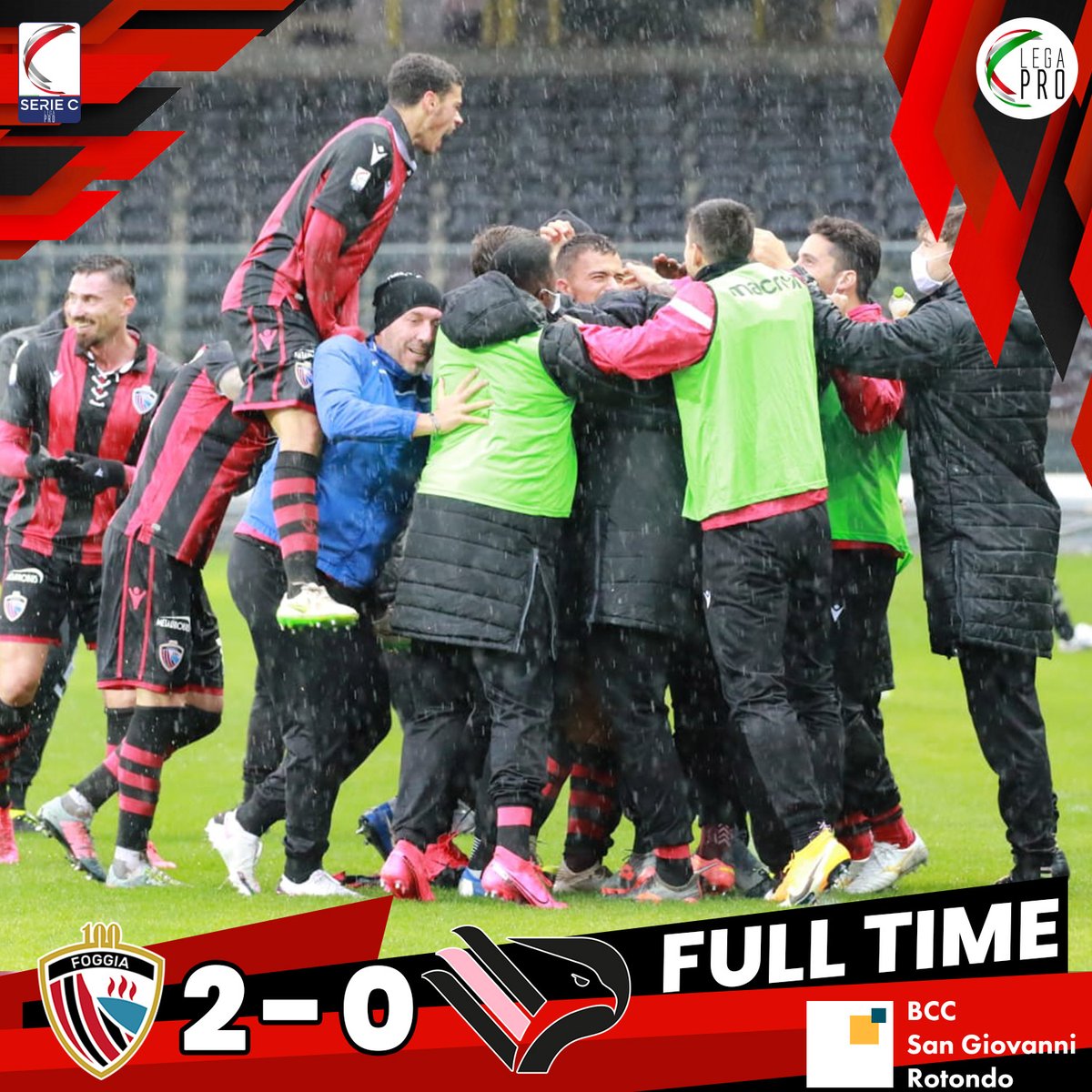 CalcioFoggiaoff's tweet photo. #FullTime
Fischio finale allo "Zaccheria"
Grande prestazione dei rossoneri che annichiliscono il #Palermo
#Foggia 2️⃣ #Palermo 0️⃣
🔴⚫
#FOGPAL 2-0 #ForzaFoggia 
#LegaPro https://t.co/BNE8asINqi