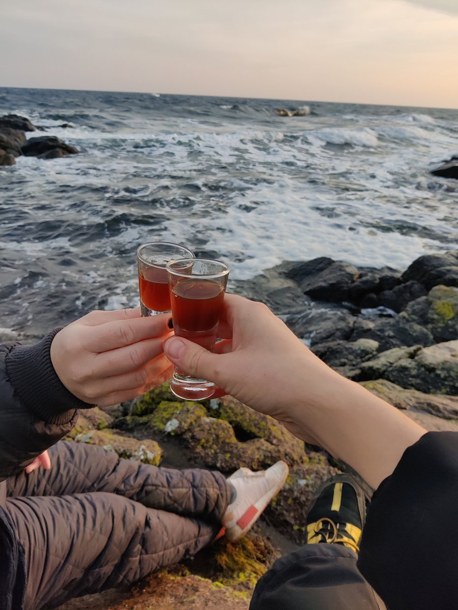 Falk_Bornholm's tweet photo. Vinterbadning og en lille kaffesyp til at sunde sig på. 🥶

#kaffesyp #bornholm #vinterbader https://t.co/zyhw60bqo7