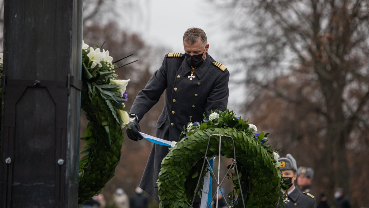 Finnchod's tweet photo. "Sankarivainajien muistoa kunnioittaen, Puolustusvoimat"

"De Stupade Hjältarnas minne hedras av Försvarsmakten"

Hyvää itsenäisyyspäivää.

Trevlig självständighetsdag. https://t.co/cfXSwvH9Or