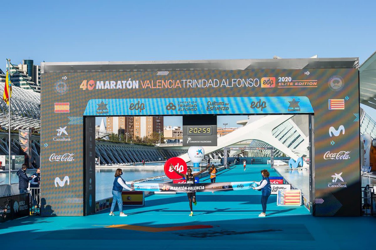 2RunningClub's tweet image. One of those days you won’t forget easily! Evans Chebet wins @maratonvalencia in an astonishing 2h03’00” while training mate @AmoskiprutoS finishes fourth in a huge PB of 2h 03’30”!

Powered by @adidasrunning 

Fueled by @MaurtenOfficial and supported by @INDIBAactiv