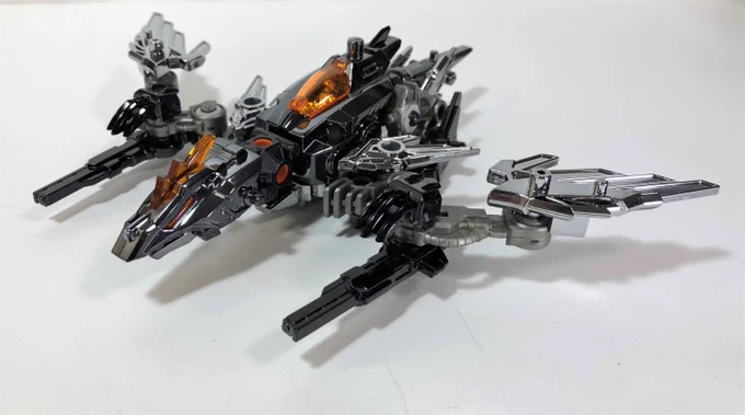 メッキ依頼品その4、ブラックエヴォフライヤー。漆黒凱龍輝・真をメッキしてもらうなら、こいつも欠かせません。こちらもブロックを「カスタムブロックス」の物に交換。パイロットも金メッキの人に交代 #ゾイド 