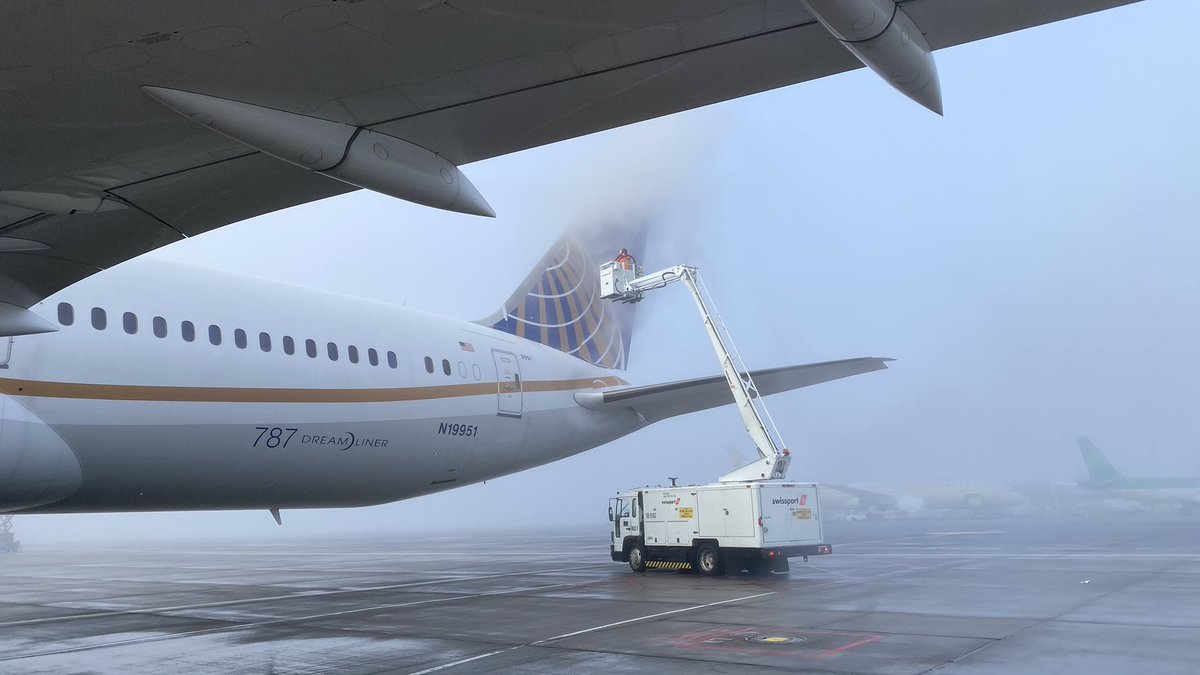 DUBsamUA's tweet photo. It doesn’t matter that’s it’s -2* with freezing fog, team DUB are still keeping the world open for people and freight. #WhyILoveAO @BerryRogerDUB @AndreaNPunited @DJKinzelman @arvind_garcha @MikeHannaUAL @weareunited https://t.co/VWjEvynQJl