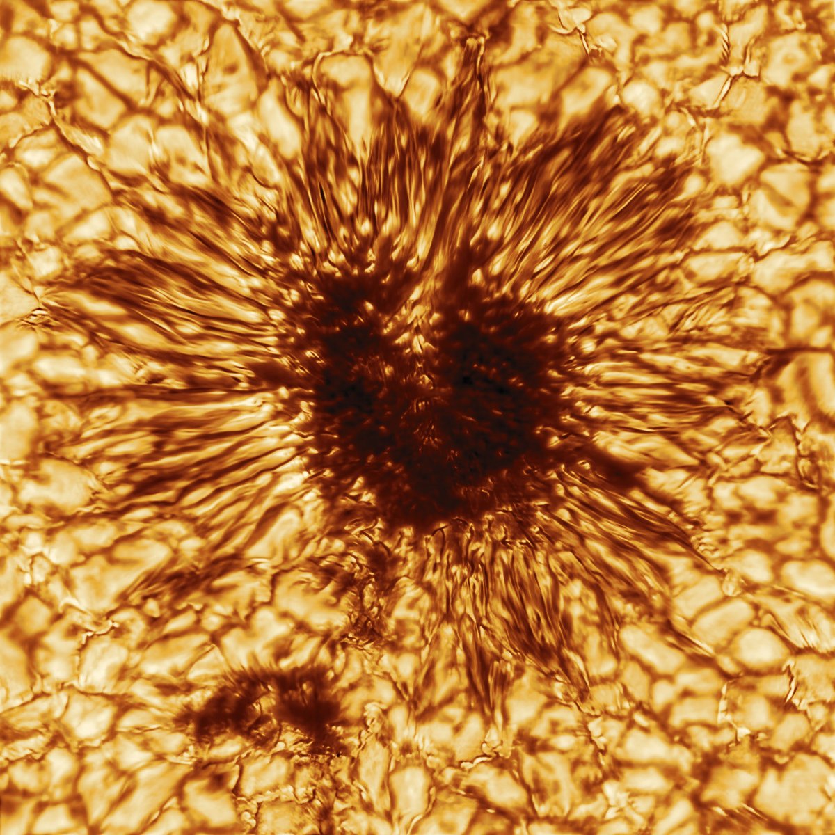 WIRED's tweet photo. This isn't the eye of Sauron, it's the highest resolution image of a sunspot ever captured. The spot you're looking at measures roughly 10,000 miles across—large enough for Earth to fit inside of it. 
📸: NSO/AURA/NSF https://t.co/Tqr44GHWgw