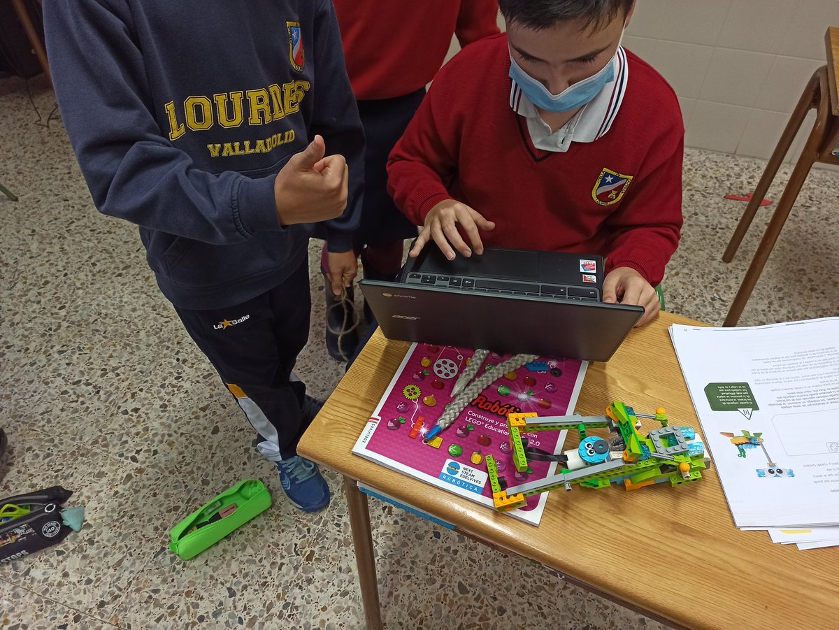 ColeLourdesVa's tweet photo. Finalizando el proyecto de #RobóticaEducativa en 6º de #PrimariaLourdes llega el momento de presentar los contenidos trabajados.
#YTúQuéEliges
#LegoEducation #Wedo20
#GoSTEAM by @Edelvives https://t.co/U67hHtP00L