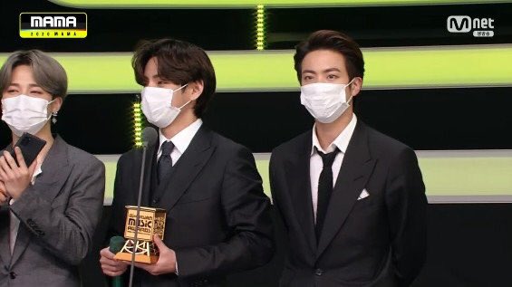 Keitadj בטוויטר Bts 今年のアルバム賞受賞 2冠 シュガ 電話で 私も生放送で見ている 今年のアルバム賞 を受けるようにしてくださったアミの皆さん 感謝します 今年最も愛されたアルバムなんて気持ちが良いです 一生懸命リハビリしているのであまり心配しないで