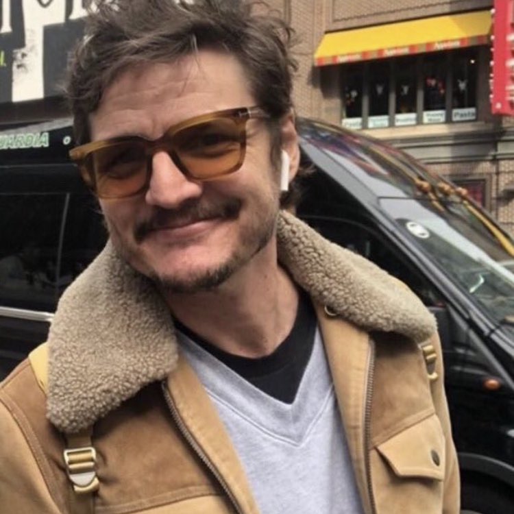 pedro pascal and Oscar Isaac as each other: a short thread