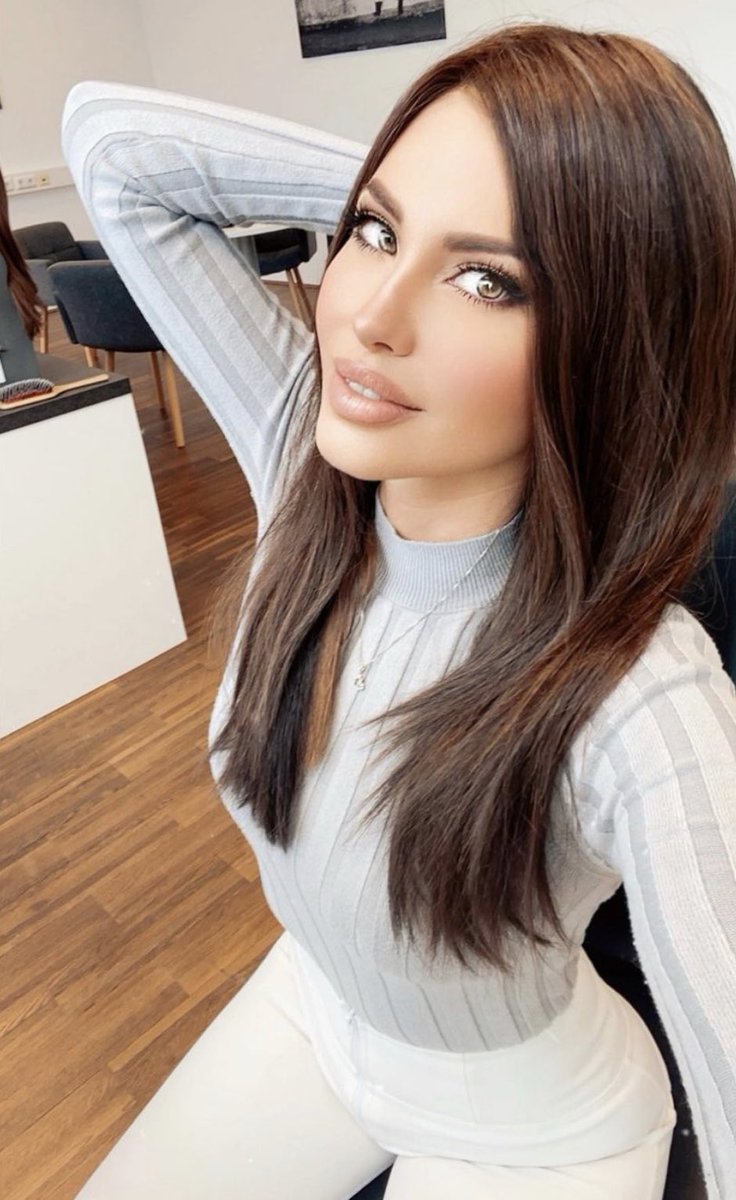 EvaLutz's tweet photo. Did you guys know that I am naturally a brunette? Put on a wig here to see what I would look like now. What do you think? 

#austrian #blogger #evalutz #missevalutz #brunette #wig #eyes #hazeleyes #sweet https://t.co/4g23uPGwcU