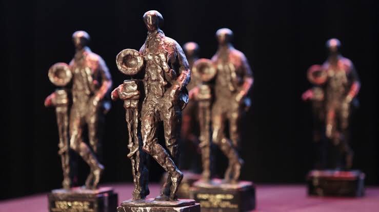 The amazing <a href="/MariaMendesJazz/">Maria Mendes</a> just received her award for her win at the Edison Award for Best Jazz Vocal Album and she's so flaunting it.

Just like Burna Boy, she is both nominated at the Grammys and an Edison Award Winner. Really prestigious wins

Stuff of greatness