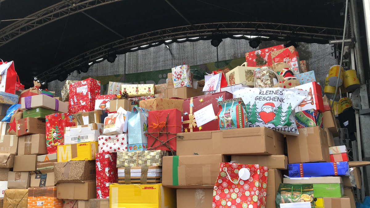 Aus der ganzen Republik wurden Pakete voller Solidarität geschickt. Um 14 Uhr beginnt das Programm auf dem Sportplatz. Danach werden die Päckchen an die Aktivsti verteilt. #DanniBleibt #Nikolaus