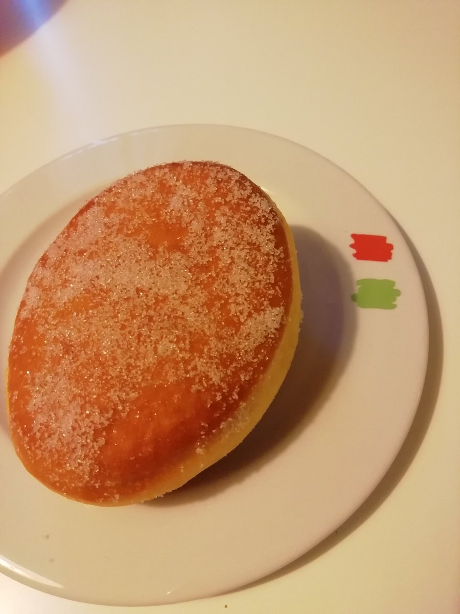 MLetizia27's tweet image. #BuonaDomenica giornata perfetta per mangiare un #bombolone alla crema, una delle mie paste italiane preferite