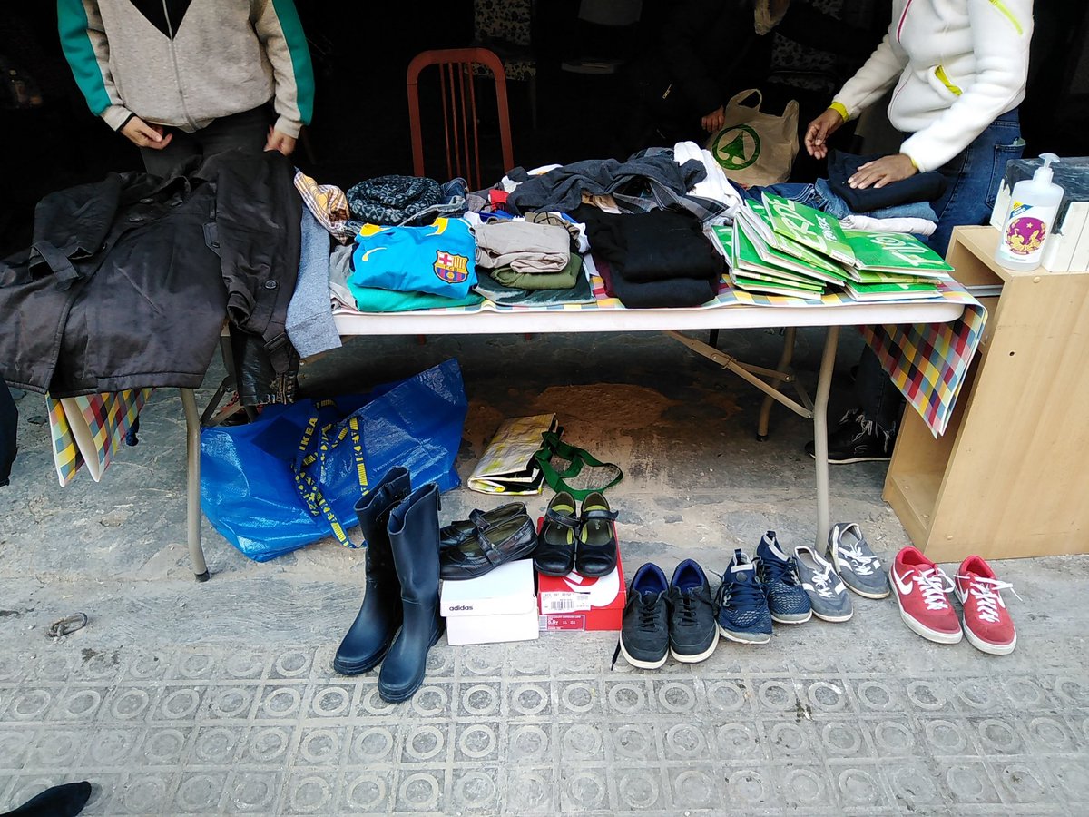 🚗Ja podeu passar pel petit mercat de roba que hem muntat a La Mecànica!😍

📢Podeu agafar el que vulgueu a la voluntat!