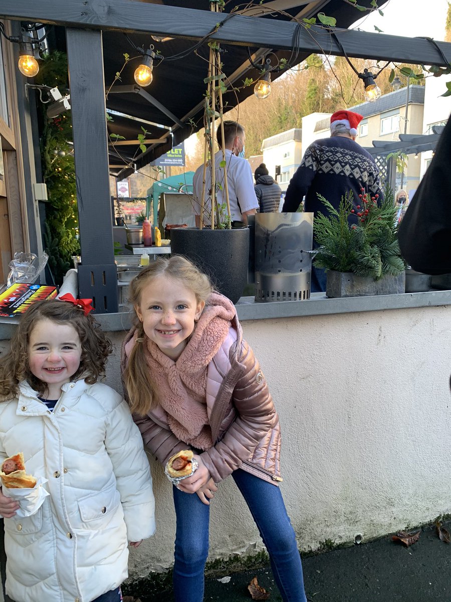 5cottyDD's tweet image. Thanks to @NickNairn and the team at Nick’s for the excellent food at the festive food outdoor takeaway! The girls loving the hot dogs made by chef himself 🎅🏽 #awesome #nicks