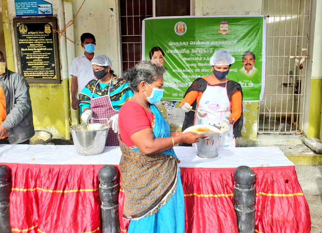 CMOTamilnadu's tweet photo. "வயிற்றுக்குச் சோறிடல் வேண்டும் - இங்கு 
வாழும் மனிதருக்கெல்லாம்"

சென்னையில் மழை வெள்ளத்தால் பாதிக்கப்பட்ட 26 லட்சம் ஏழை,எளிய குடிசைவாழ் மக்களின் பசிப்பிணியை போக்க 6.12.2020-13.12.2020 வரை "3 வேளை விலையில்லா உணவு வழங்கும் திட்டம்" இன்று துவக்கப்பட்டு, உணவு வழங்கப்பட்டு வருகிறது. https://t.co/Zjf6orVb0z