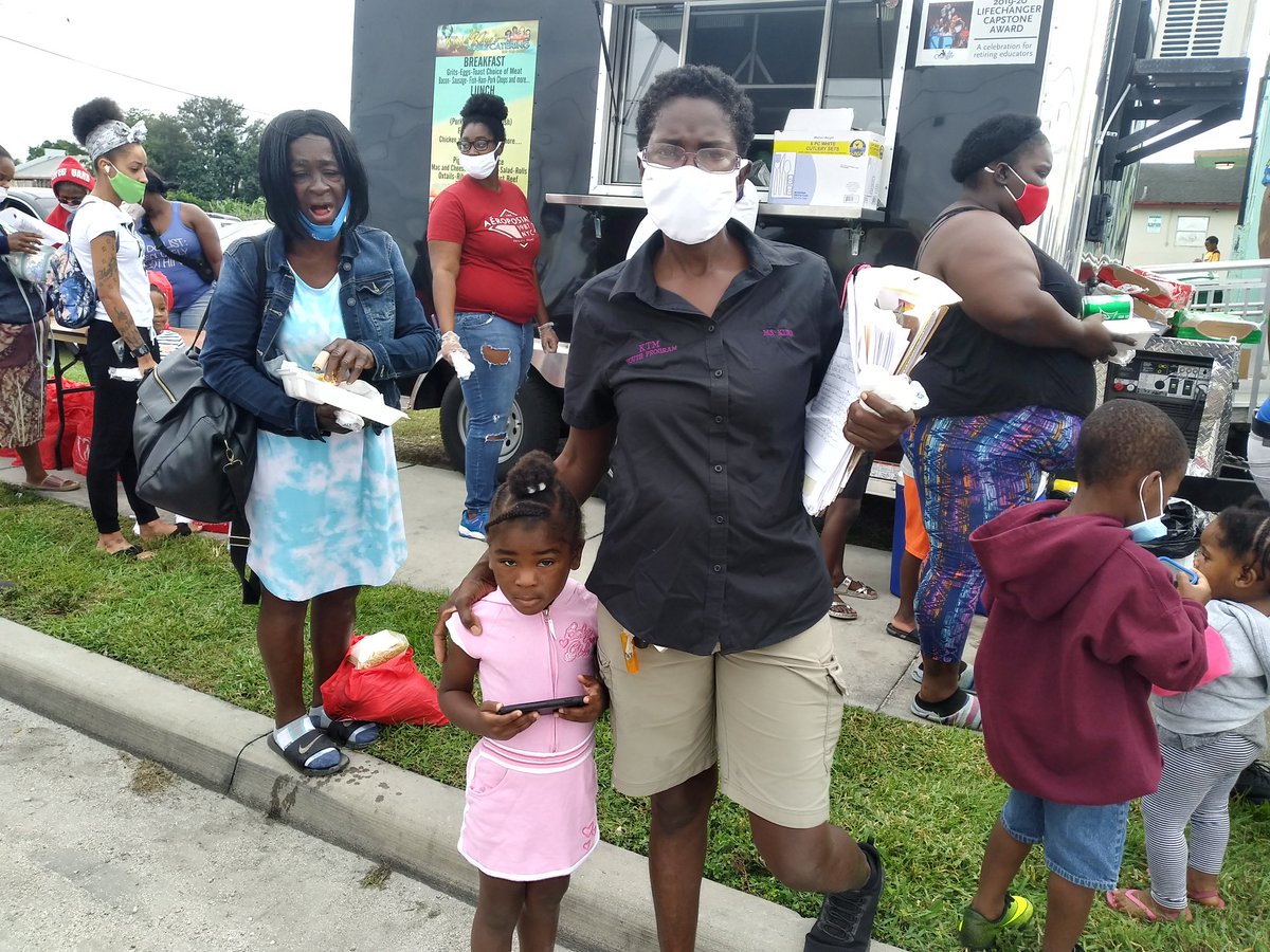 BelegantEvents's tweet photo. KTM Youth and Community Network Inc. 2020 Community Thanksgiving Food bags GiveAway and Partnered with Grassroots Consultant &amp; PBC Food Bank who provided giftcards and other items, Kings Catering provided hot meals we served over 200 families in the city of South Bay FL... https://t.co/AcC7NTMo6n