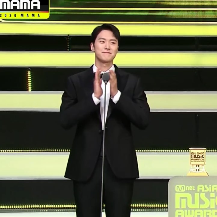 น้องชายแท้ๆได้รางวัล ดูพี่ชายภูมิใจมาก พี่กงแบบ เก่งมากไอ่แสบ รีบเดินมาจับมือพี่ก่อนเลย น่ารัก