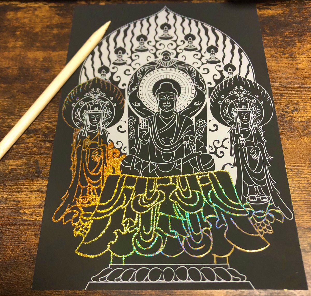 ろき ダイソーで買ったスクラッチアート 単純ながらたのしい ホログラムとかテンションあがる 仏像と星座を買ってきた 線が細すぎて付属の竹を削りながらやってるんだけど爪楊枝とかのがキレイにできるのかな
