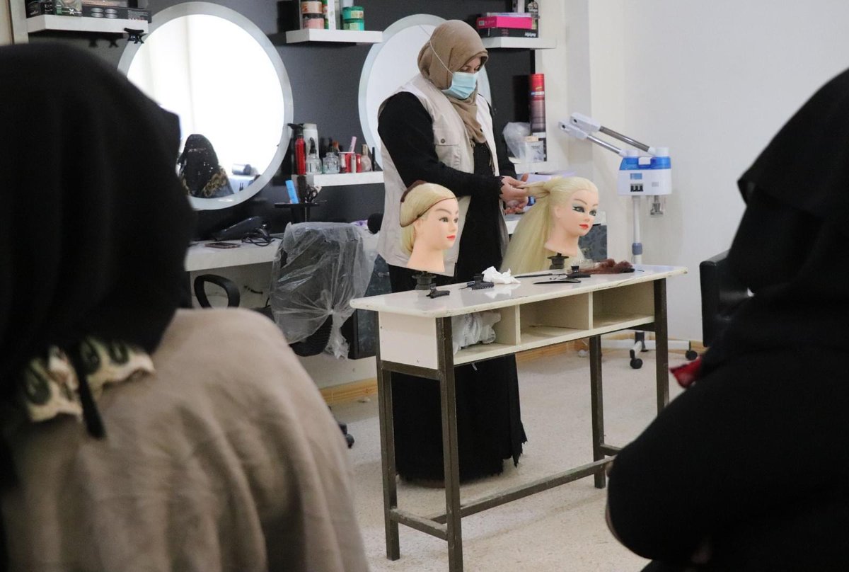 AtaaDernegi's tweet image. Yılların emeği meyvelerini vermeye başladı🌱

#İdlib kırsalı #ATAA Meslek Okulundaki kız ve erkek öğrenciler aldıkları mesleki eğitim dersleri ile meslek sahibi oluyor. 

Şeyh Abdullah el-Nuri Hayır Derneği
Yüksek Öğretim Programı- SPARK Higher Education Services
#SPARKAlumni