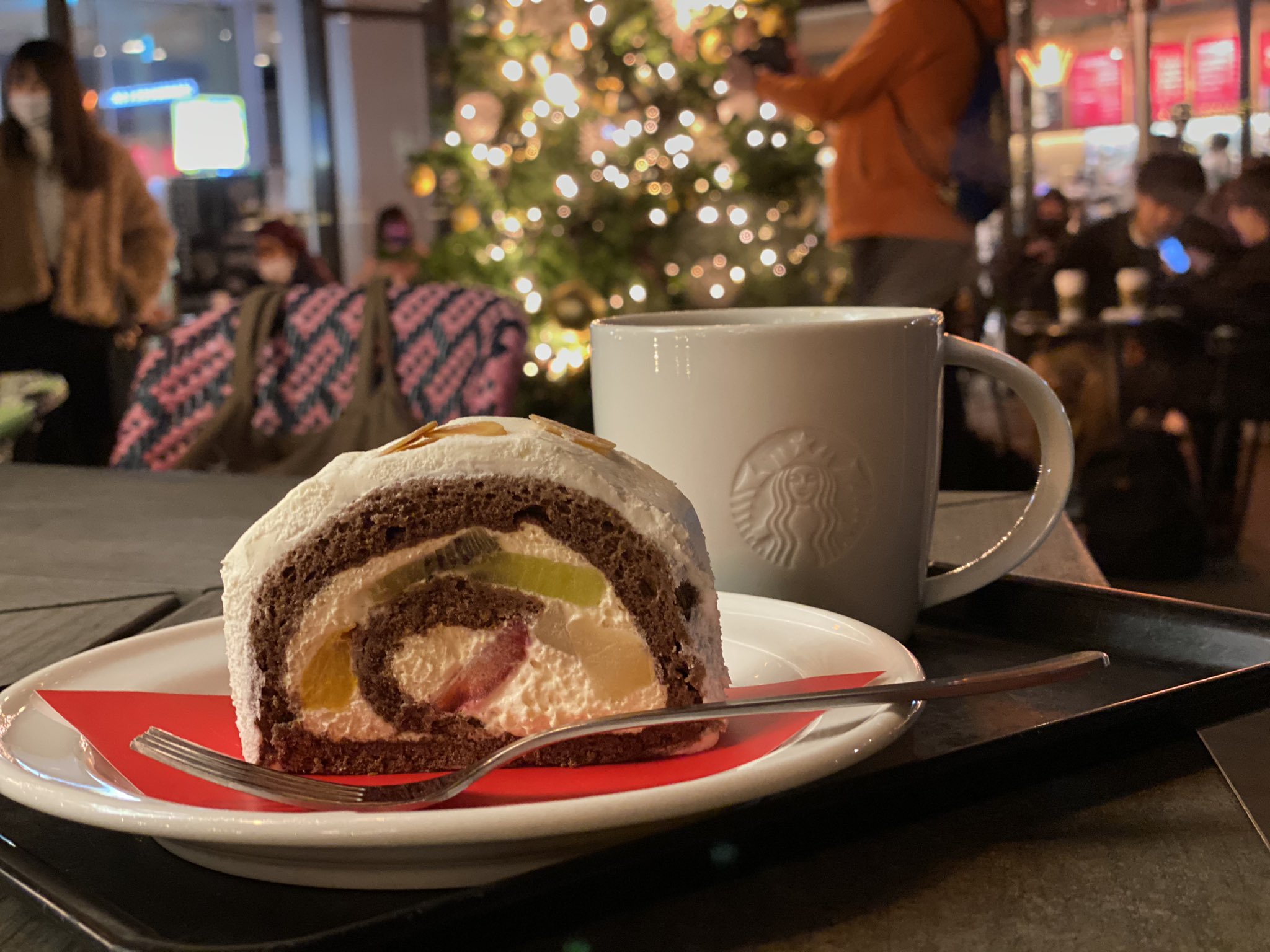 تويتر ゆーまろ スタジアムmc على تويتر 原宿の スターバックス東急プラザ表参道原宿店 ではここでしか食べれないケーキがあるんやで 今回はロールケーキのノエルを注文しました 通常メニューも美味しいけど ここの限定メニューは格別に美味しい クリスマス