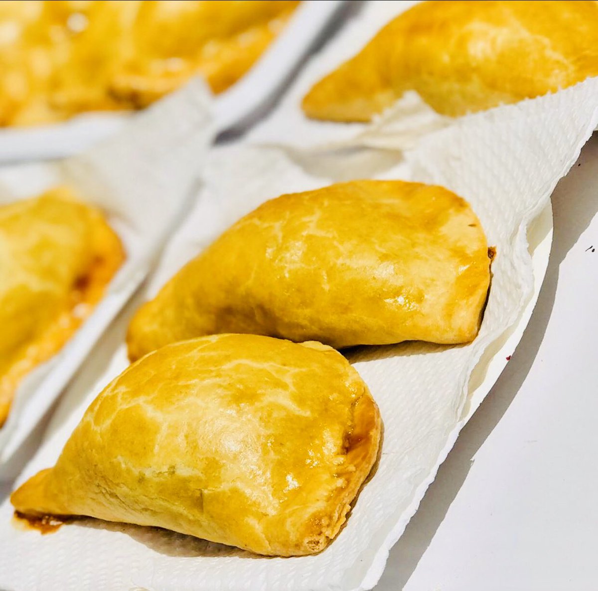 Munchplus_NG's tweet photo. Meat pie 250 ,samosa pack 800,doughnut box of 6 glazed 3000,cup cakes box of 6 3000                Location :abuja                                          Dm or call 08032657265 to order please retweet🙏🏼 https://t.co/Z5OT2mny4L