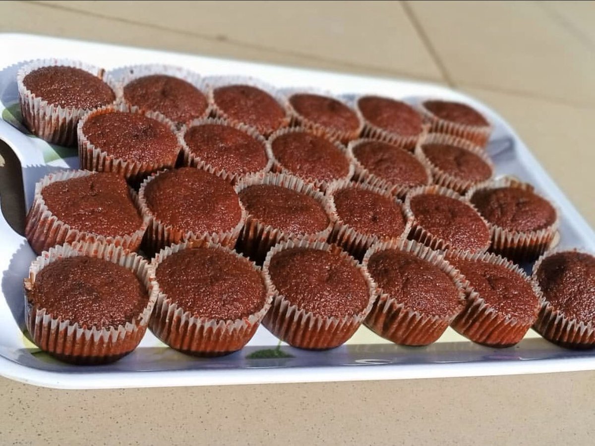 Munchplus_NG's tweet photo. Meat pie 250 ,samosa pack 800,doughnut box of 6 glazed 3000,cup cakes box of 6 3000                Location :abuja                                          Dm or call 08032657265 to order please retweet🙏🏼 https://t.co/Z5OT2mny4L