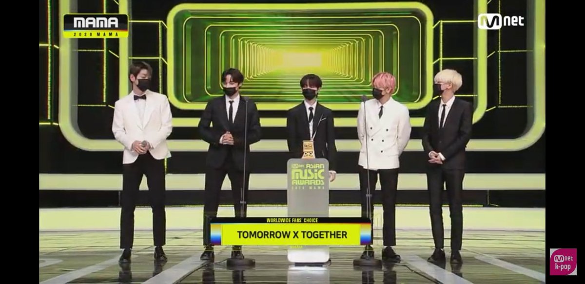 omg_itspeach6's tweet photo. QUE BUENO QUE NO ME DORMÍ, ASÍ NO ME PERDÍA A LOA LÍDERES DE LA CUARTA GENERACIÓN RECOGIENDO SU PREMIO #MAMA2020 #TXTatMMA2020 #txt https://t.co/KVb2w8QJJ1