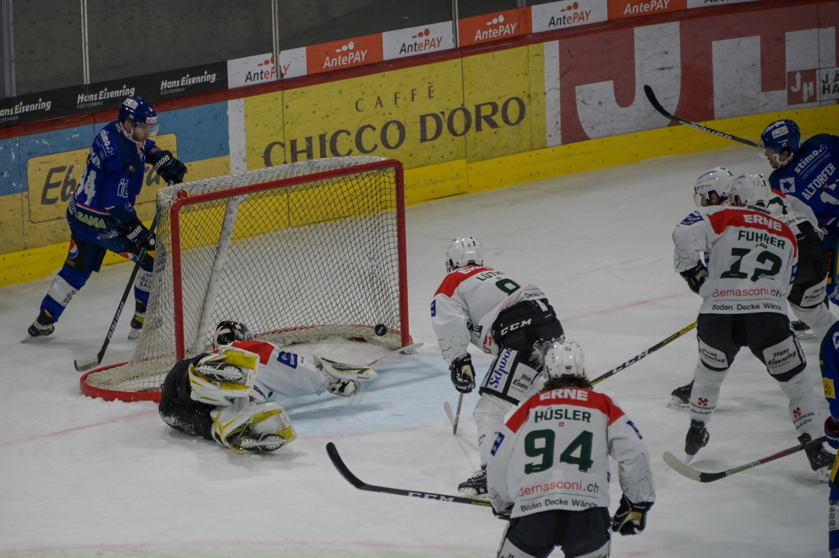 Keine Chance für den EHC Olten gegen den EHC Kloten. Mehr Bilder zum Spiel später dann auf szenemagazin.ch

📷 Reto Turotti / szenemagazin.ch 

<a href="/EHC_Kloten_1934/">EHC Kloten</a>  @EHCOlten <a href="/AllesHockey/">Eishockey Schweiz</a> <a href="/eishockeymag/">Eishockey News</a> <a href="/eishockeynews/">eishockey news</a> <a href="/hockeyfans_ch/">hockeyfans.ch</a>  <a href="/official_EVZ/">EVZ</a>