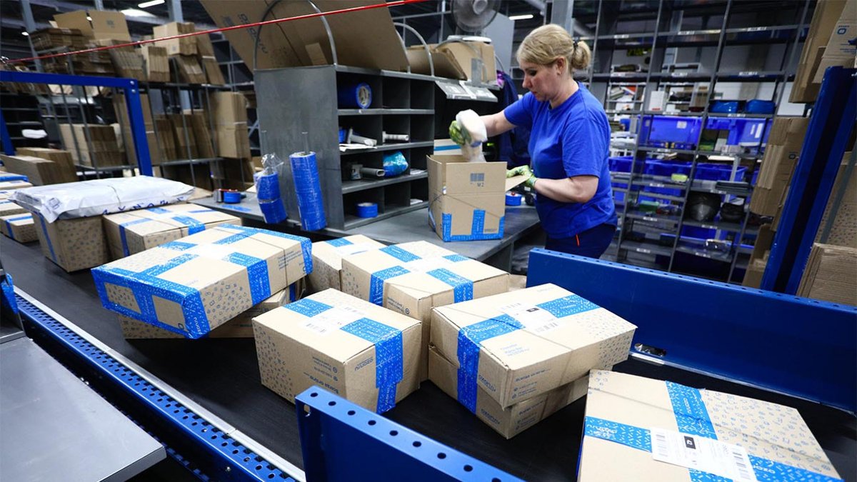 6/x Sedan erbjuder man precis som Amazon också en egen supply chain med fulfillment centers + egen delivery med tusentals pickup points runt om i Ryssland. Enligt bolaget är detta en av anledningarna bakom IPO:n, att man vill spendera $300m på att expandera detta ytterligare.