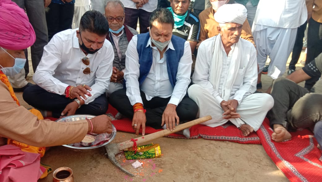 raghubhaidesai's tweet photo. તા.06/12/2020 ના રોજ રાધનપુર મુકામે સાંઈનાથ સોસાયટી થી ભાભર હાઇવે સુધીના સી.સી.રોડનું ખાતમુહૂર્ત  કરવામાં આવ્યું.

#RaghubhaiDesai #Congress #Gujarat https://t.co/GjbWQ0smLy