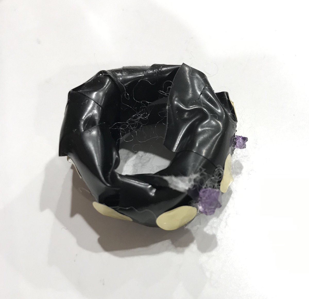 長男からのプレゼント ミョウバンの結晶がくっついているビニールテープ製の指輪 内野こめこ 1月と3月に本出るのイラスト