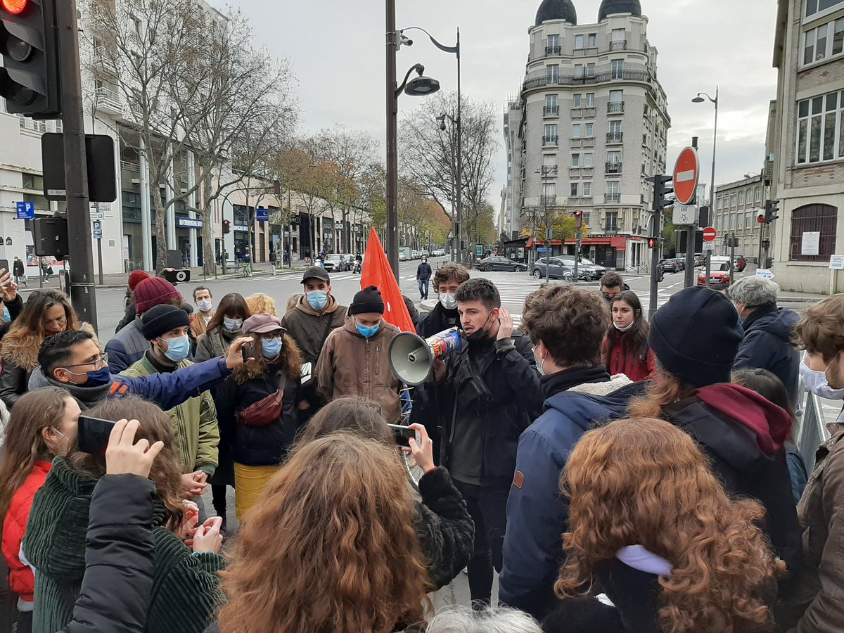 "J'etais en cellule avec un homme qui s'est fait casser la jambe par la police. Une femme dont la police a refusé qu'elle appelle la personne qui gardait son enfant. Un gilet jaune qui avait perdu son travail à cause de la repression" raconte Mateo devant le commissariat.