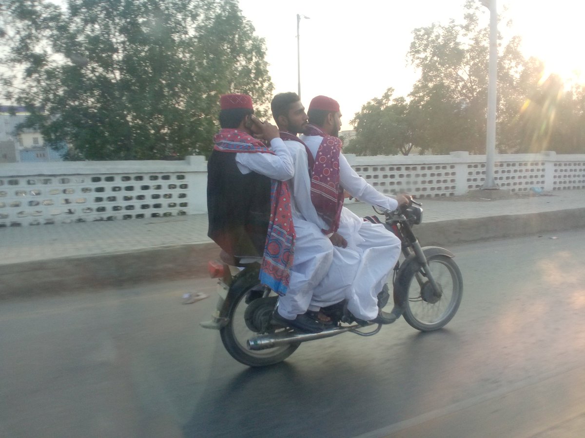komal_arsalan's tweet photo. People in Ajrak all over #ShahraeFaisal
#SindhiCulturalDay2020 #sindhiyouth #SindhiTopiAjrakDay https://t.co/XoPr6Z8NXJ
