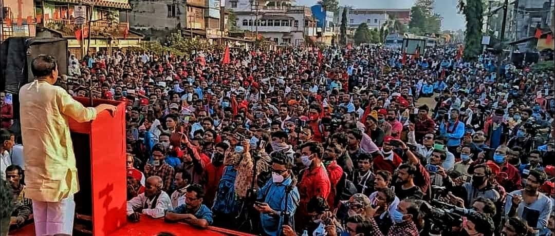 CPIM_WESTBENGAL's tweet photo. -Scrap Anti farmers Agriculture bills
-In solidarity with #FarmersProtest of Delhi
- #No2Communalism
-Take action against corruption bribery fraud of TMC-BJP
Public meeting at Chandrakona, W Medinipur
Comrades @Sujan_Speak , @Tanmoy_Speak, Sushanta Ghosh addressed the meeting. https://t.co/3NK6AsntaF