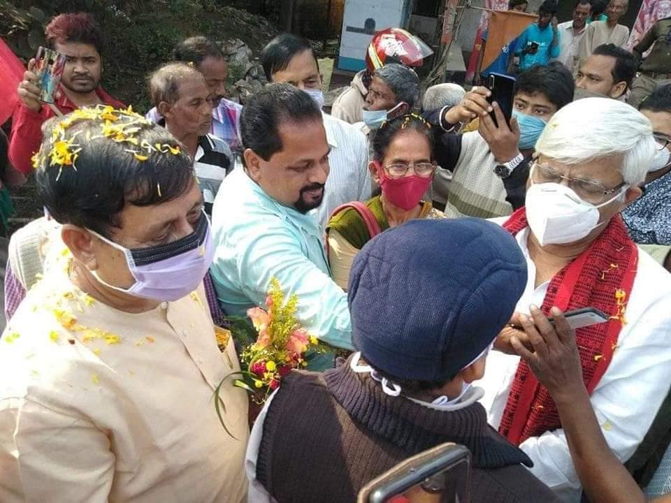 CPIM_WESTBENGAL's tweet photo. -Scrap Anti farmers Agriculture bills
-In solidarity with #FarmersProtest of Delhi
- #No2Communalism
-Take action against corruption bribery fraud of TMC-BJP
Public meeting at Chandrakona, W Medinipur
Comrades @Sujan_Speak , @Tanmoy_Speak, Sushanta Ghosh addressed the meeting. https://t.co/3NK6AsntaF