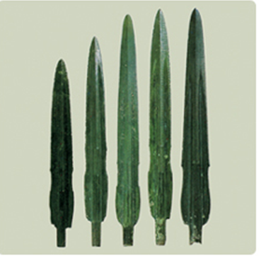 Those bronze swords discovered together with mirrors and bells belong to the so-called Liaoning bronze dagger culture. The slender-shaped Liaoning daggers are also called "Korean bronze daggers" as they were almost solely found in the Korean penisula! #ArthdalChronicles