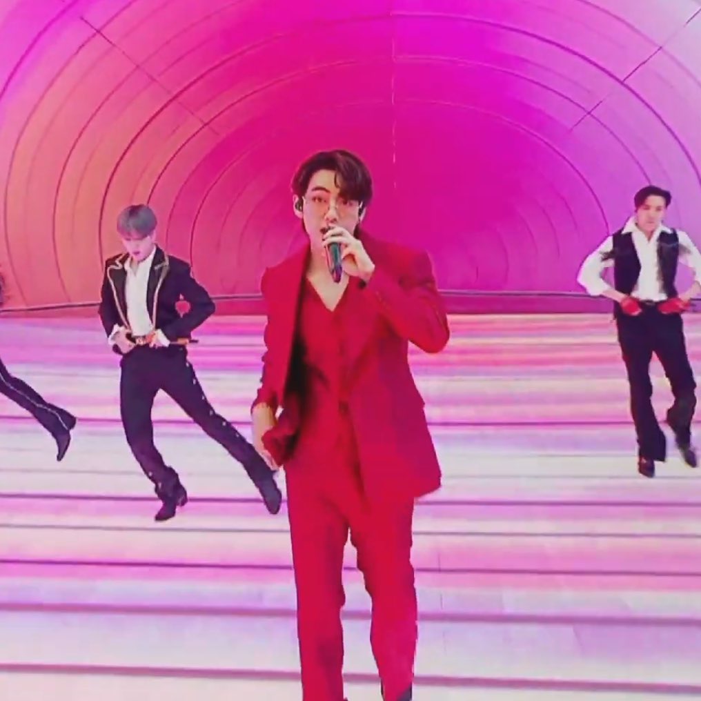 taeteland's tweet image. KIM TAEHYUNG IN A RED SUIT ARE U KIDDING ME