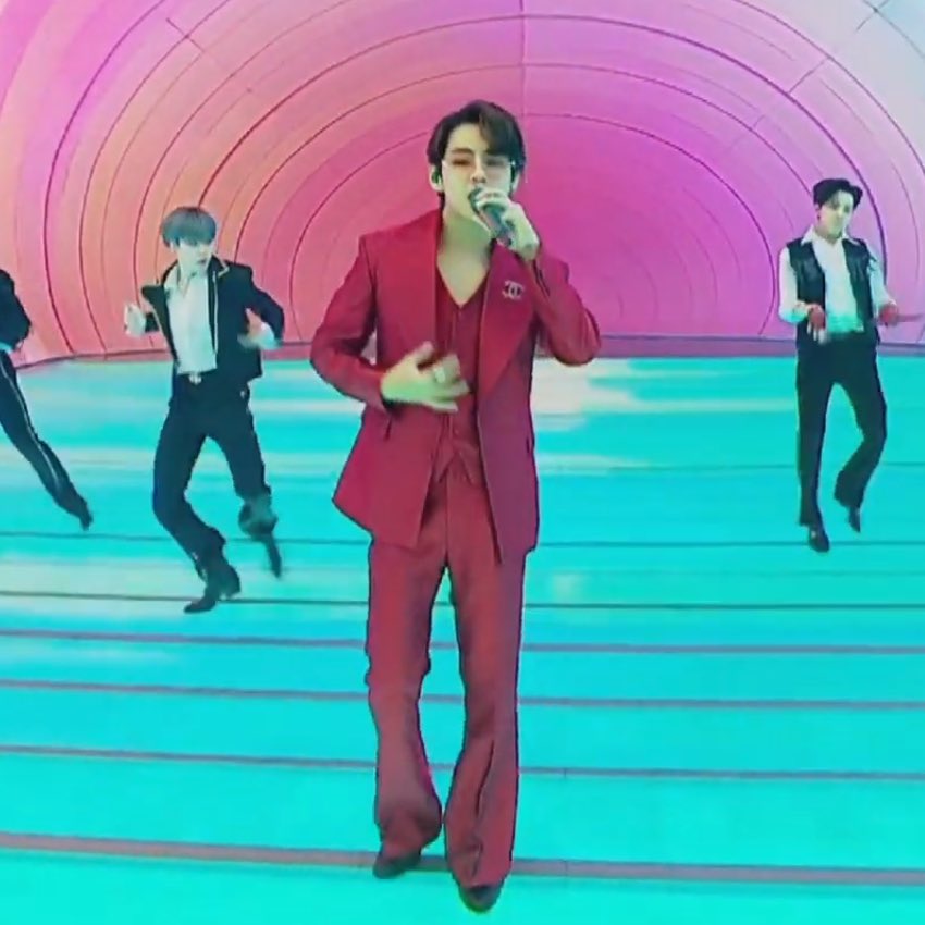 taeteland's tweet image. KIM TAEHYUNG IN A RED SUIT ARE U KIDDING ME