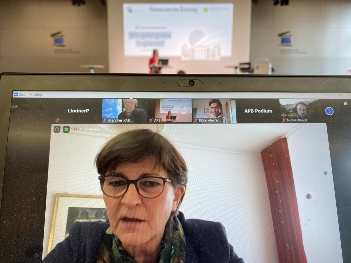 Was heißt gutes Regieren? Leserinnen und Leser der ⁦<a href="/SZ/">Süddeutsche Zeitung</a>⁩ haben in der #werkstattdemokratie Ideen diskutiert - heute auch mit ⁦<a href="/EskenSaskia/">Saskia Esken</a>⁩ ⁦<a href="/ManfredWeber/">Manfred Weber</a>⁩ und ⁦<a href="/KHabenschaden/">Katrin Habenschaden</a>⁩. Danke an alle für die konstruktive Debatte!