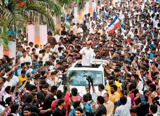 G) தலைவர் ரஜினிகாந்த்க்கு என்ன தகுதி இருக்கிறது?பதில்:நேர்மை,வரிகளை ஒழுங்காக கட்டுபவர்,உழைத்து சம்பாதிதவர், யாரையும் ஏமாத்தியோ, கொள்ளையடுசோ,கொலை பண்ணியோ சம்பாதிதவை அல்ல!பெண் அடிமை கிடையாது!