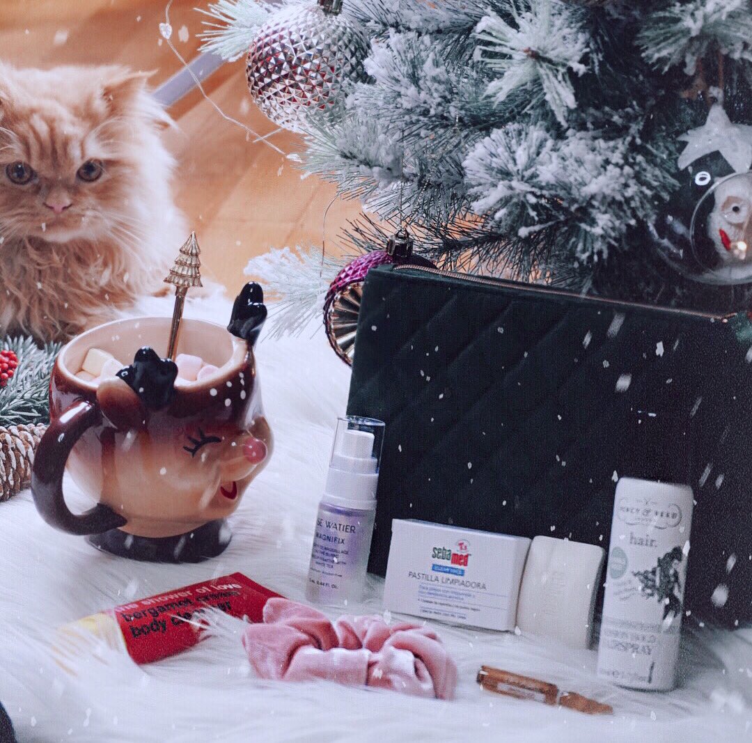 SandraMiau1876's tweet photo. Ya tengo mi cajita de diciembre 🌟
Este mes los productos @BirchboxES nos vienen en un clutch de terciopelo precioso 🤩
Si queréis que os llegue una cajita como la mía, os dejo un descuento de un 20 %👇🏻👇🏻(Desliza)
https://t.co/rXak3MN5Sa
#birchboxes #birchbox #beautybox https://t.co/8Sd9ugKa75