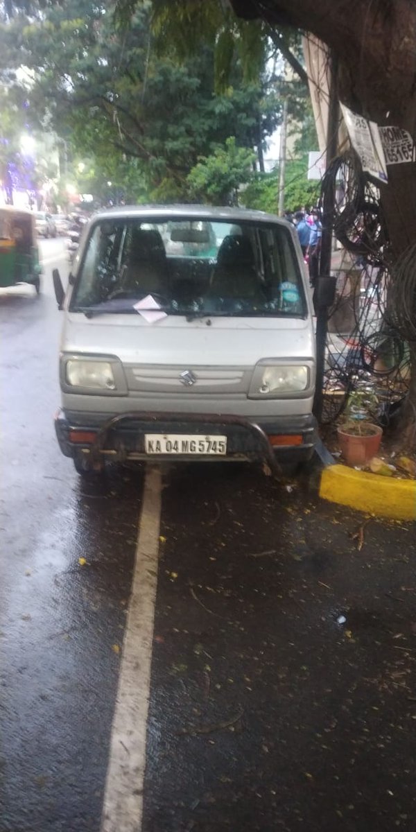 JnagarTr's tweet photo. @blrcitytraffic @pranaygn @CPBlr ಜಯನಗರ 33ನೇ ಅಡ್ಡರಸ್ತೆಯಲ್ಲಿನ ಅನಧಿಕೃತ ವಾಹನಗಳ ನಿಲುಗಡೆಯನ್ನು ತೆರವುಗೊಳಿಸಲಾಗಿದ್ದು ನಿಯಮ ಉಲ್ಲಂಘಿಸಿರುವ ವಾಹನಗಳ ವಿರುದ್ದ ಐ.ಎಂ.ವಿ.ಕಾಯ್ದೆ ಅಡಿ ಪ್ರಕರಣ ದಾಖಲು ಮಾಡಲಾಗಿರುತ್ತದೆ. https://t.co/XQ9MAtfVJw