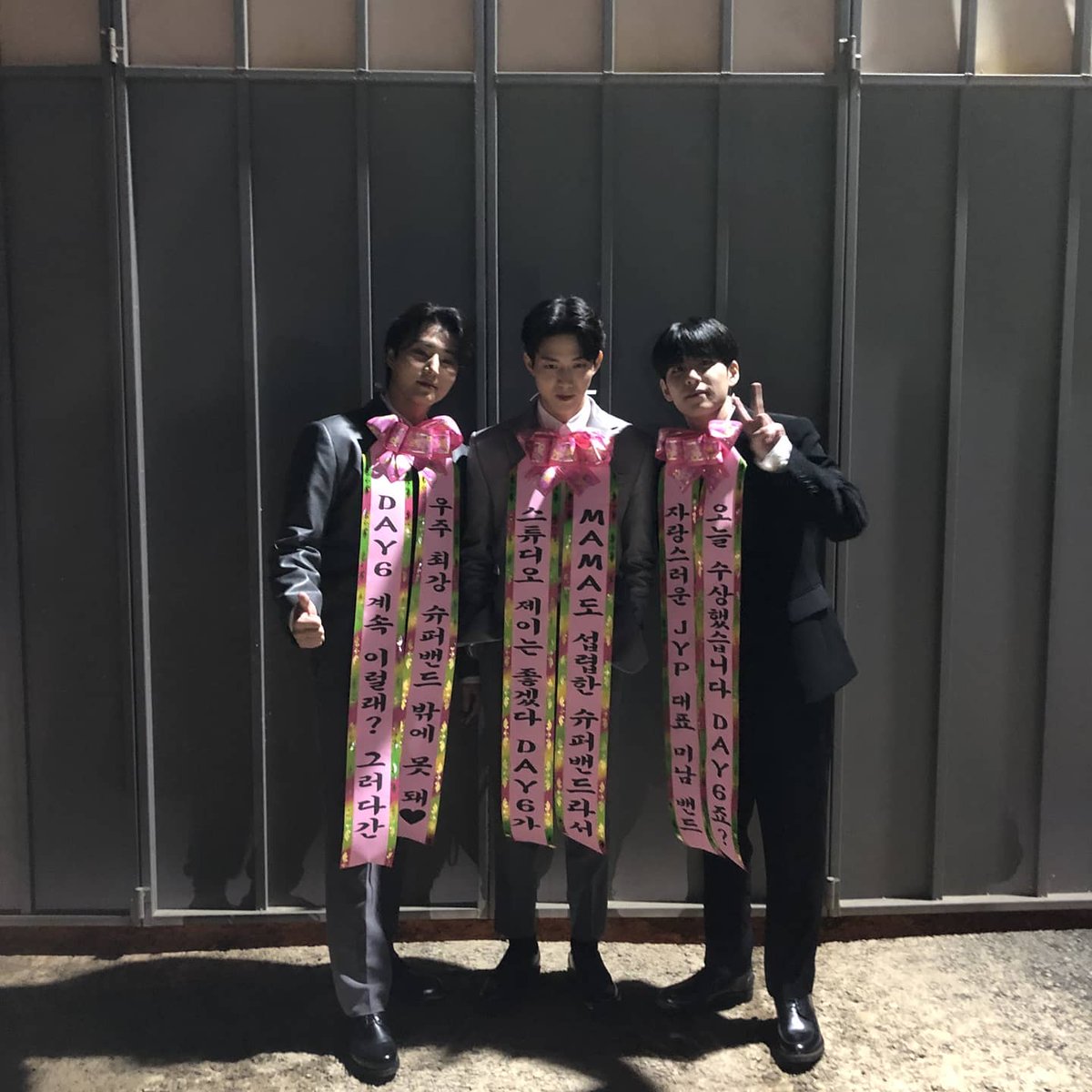 Dw_day6_drummer's tweet photo. 감사한분들이 참으로 많습니다. 
주변에 이렇게 좋은분들과 함께한다는게 저희에겐 행운인거 같습니다.
앞으로도 음악 즐겁게 해나가고 모든 면에서 더 노력하겠습니다.
마이데이 고마워요♥ https://t.co/lHPrGoqn3o