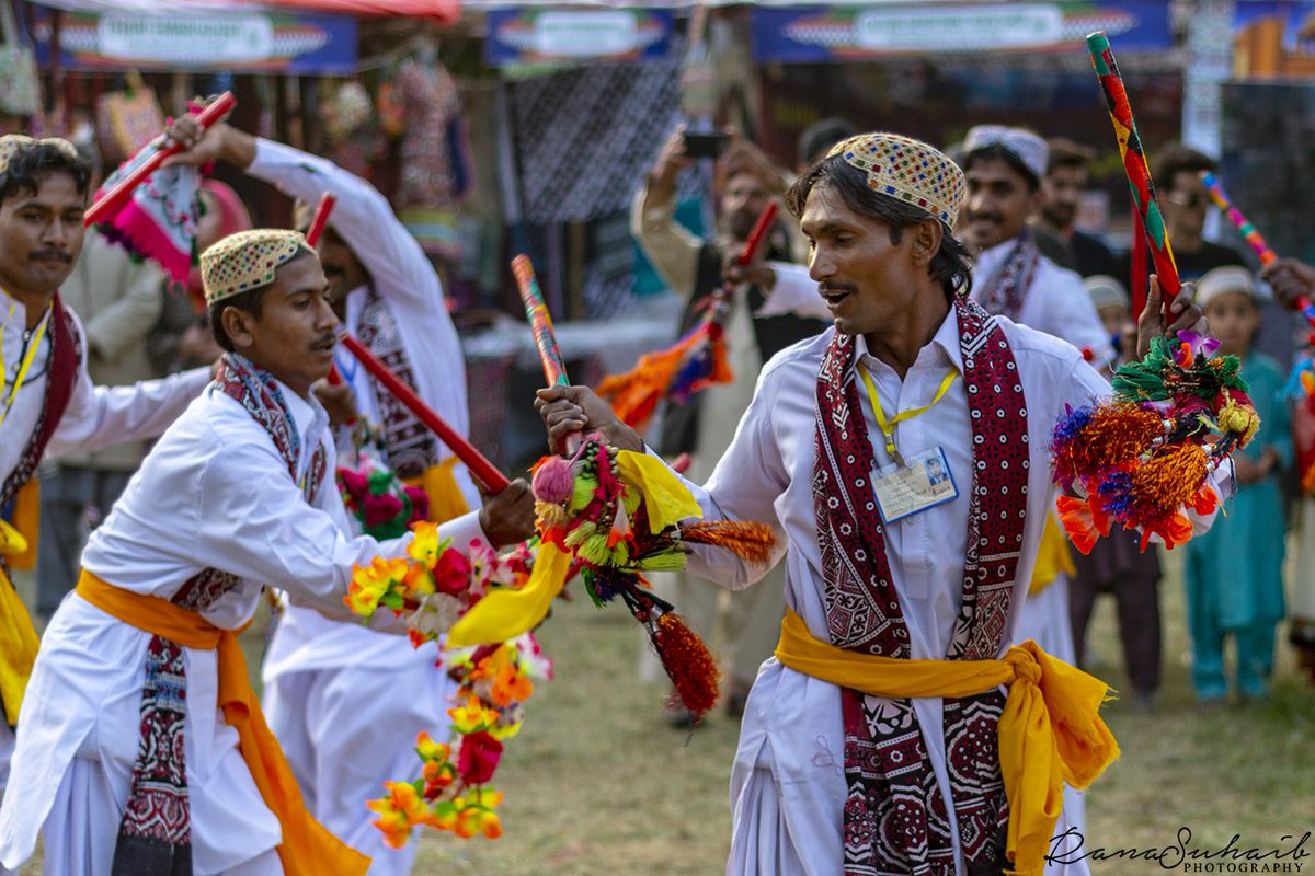 Elsa_write321's tweet photo. جيئے سندھ جيئے سندھ وارا جيئن سندھی ٹوپی اجرڪ وارا جيئن ❤❤

#SindhiCulturalDay2020 #سندھ #SindhiCultureDay #Ajrak #SindhiTopiAjrakDay https://t.co/2Kl8y0jyEs