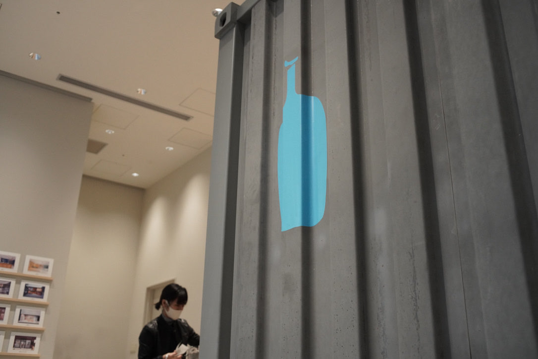 yoyo_com_'s tweet photo. 今日のブルーボトル。椅子取りゲームに勝利した◎
#summicronr #35mm #a7r4 https://t.co/1Ah2ICFD66
