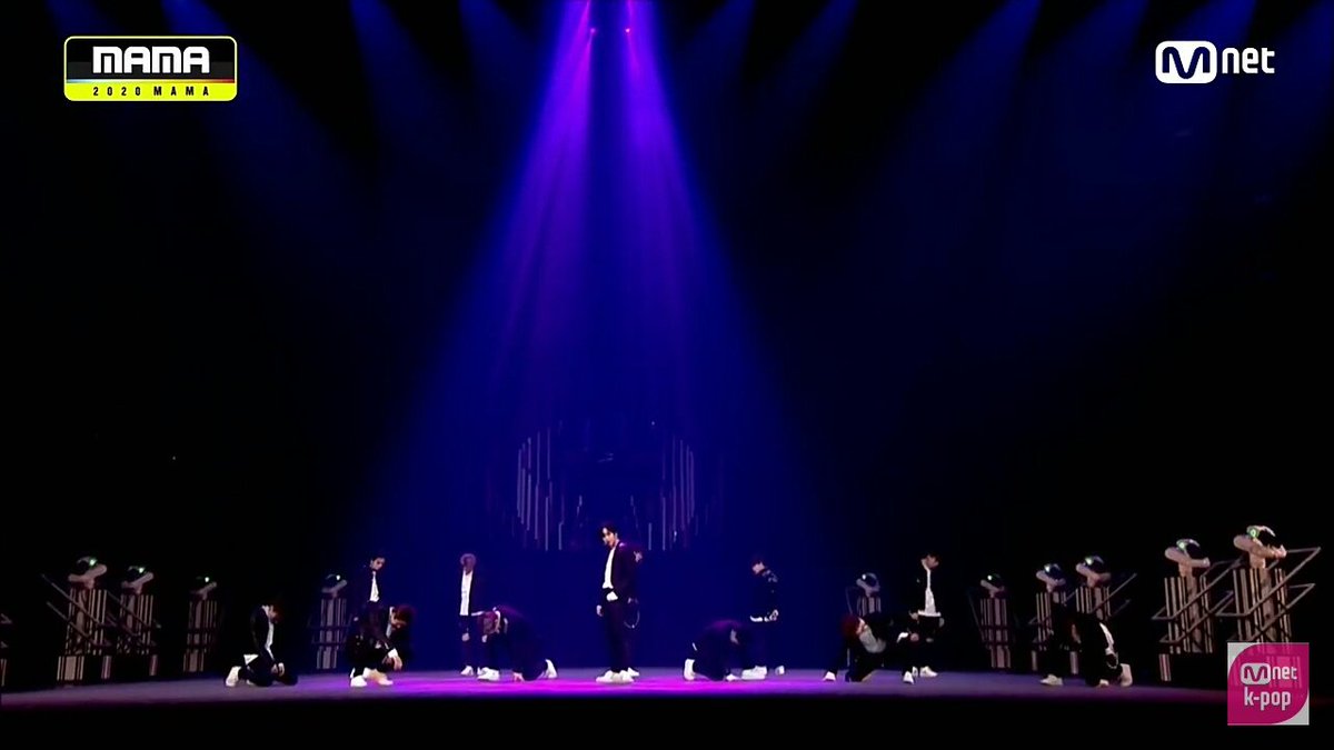 just realized that treasure didn't have any back up dancers throughout their performance 😳