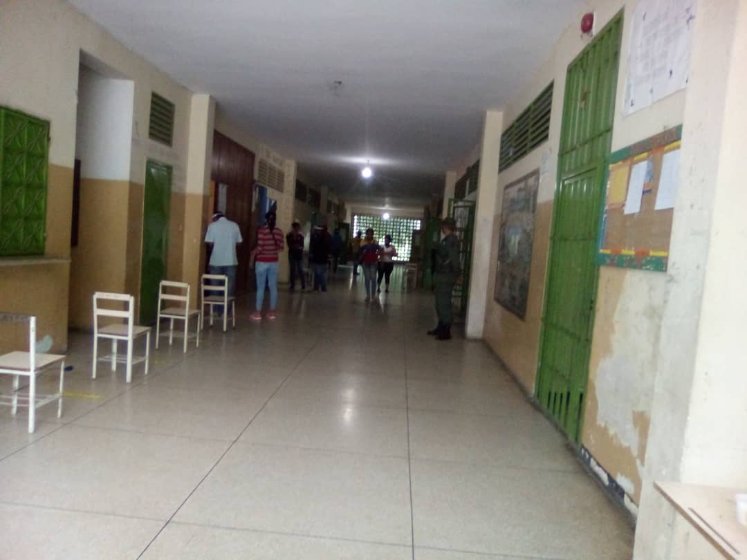 MariMagallanesC's tweet photo. #Aragua Escuela Leopoldo Tosta #Villade.Cura Municipio #Zamora Edo. Aragua
Hora: 7:30 am
Centros vacios
#EstoNoEsUnaEleccion https://t.co/P85NkMU3WW