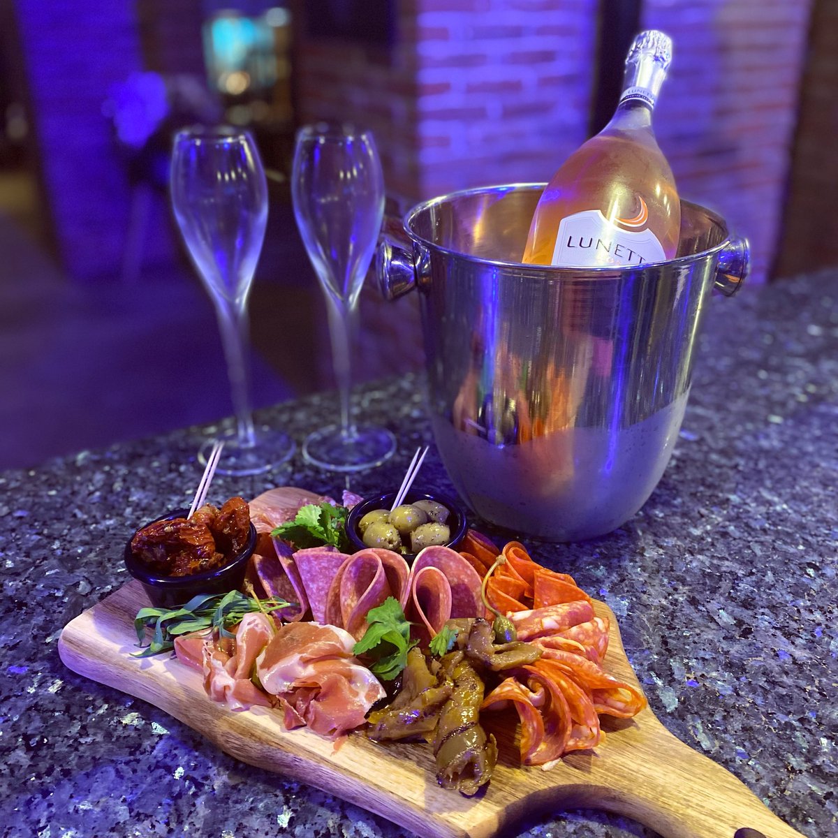 stormbar's tweet photo. It’s beginning to look a lot like Christmas 🎄 Celebrate the festive season at Storm with any of our sharing boards and a bottle of Prosecco for £32 from 11th -19th December 🥂✨
#Storm #Scarborough #SharingBoards #GrazingBoards #Prosecco https://t.co/eeERlWUYbH