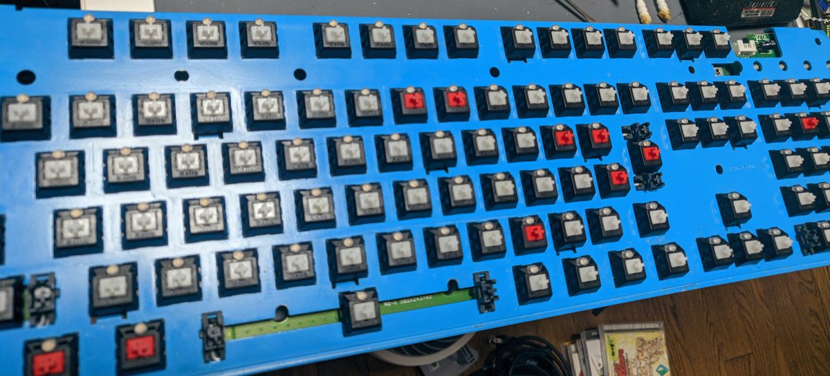 Sdhizumi S Kudo 日頃使っているapex M400の 調子のおかしくなったキースイッチをkailh赤軸を調達して交換 Ledは外したものをそのまま戻した 元スイッチのqx1はkailhのoem というかロゴ入ってる で スペックも赤軸と近似しているので換えた部分の