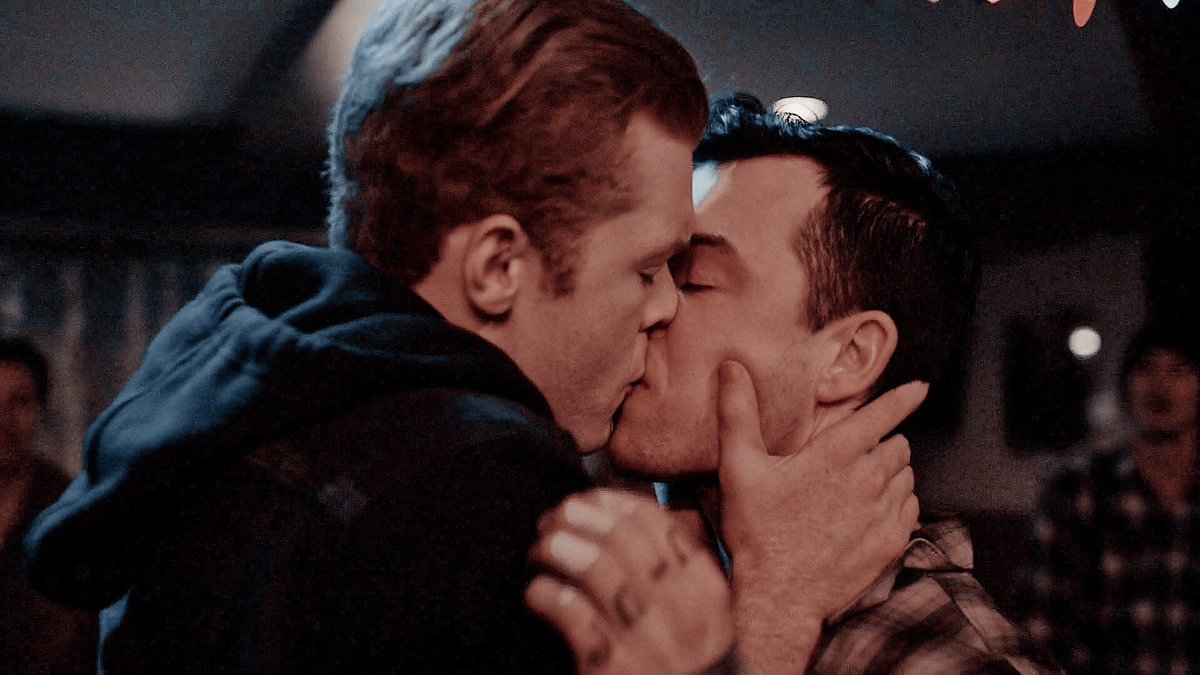 xflorenzistan's tweet photo. IAN’S HAND ON MICKEY’S FACE EVERY TIME THEY KISS IS MY ONLY RELIGION 

#shameless11 #shameless https://t.co/LGKdwVN57T