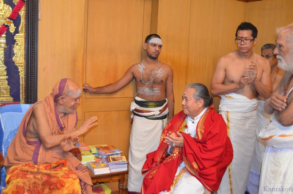 Thread on Brahmins of ThailandPictures of Rajguru Phra Guru Bidhi Sri Visudhigun, Thai Brahmin of Vasistha gotra meeting Pujya Shri Jayendra Saraswathi Shankaracharya Swamigal and His Holiness Pujya Shri Shankara Vijayendra Saraswathi Shankaracharya Swamigal.